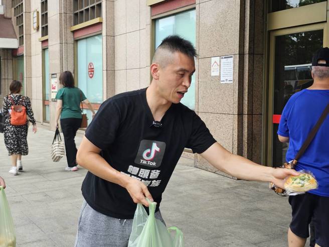 「馒头爸」到北车发放爱心物资给街友。（游定刚拍摄）