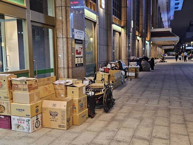 北车周围约有200位街友。（游定刚拍摄）