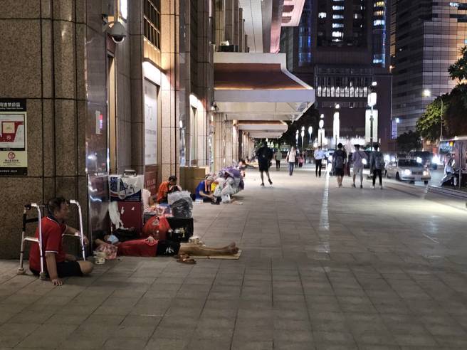 北车周围成了街友的家。（游定刚拍摄）