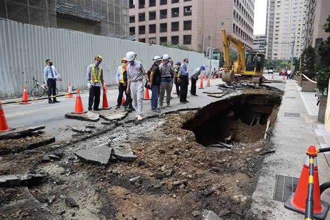 竹北豐采520建案天坑事件鑑定報告出爐，報告指出造成天坑有兩項主要原因。圖為事發當天。（邱立雅攝）