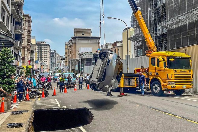 竹北市豐采520建案工地邊的敬莊六街，4月27日發生特斯拉陷落天坑，事故鑑定出爐，抽地下水為坍塌原因之一。（羅浚濱攝）
