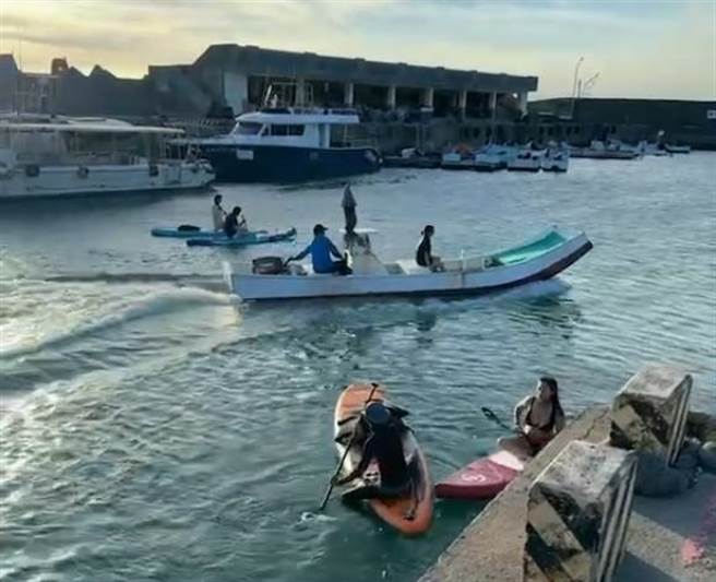 针对小琉球游客乱象，屏县府祭出铁腕，在港区水域设浮球警示线、道路划红线，加强取缔。（屏县府提供／谢佳潾屏东传真）