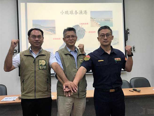 针对小琉球游客乱象，屏县府祭出铁腕，在港区水域设浮球警示线、道路划红线，加强取缔。（谢佳潾摄）