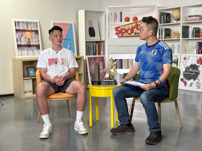 T1台钢猎鹰后卫谷毛唯嘉（左）穿着新人王纪念T恤在《Sports会客室》侃侃而谈。（中时新闻网摄）