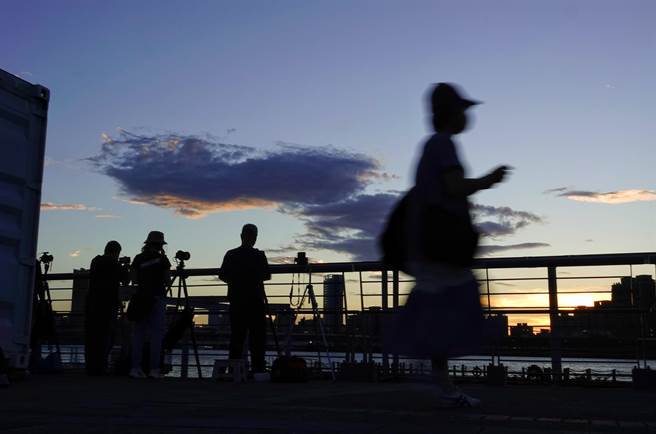 中央气象局25日针对颱风杜苏芮，发布恒春半岛及屏东陆上颱风警报。傍晚时分台北大稻埕码头天空出现日落的云彩。（陈信翰摄）