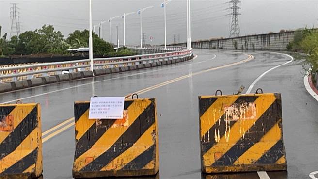 公告太平溪右岸一路通（南王桥至日光桥段）部份路段为太平溪河床便道，为维护用路安全暂时封闭。（台东县政府提供）