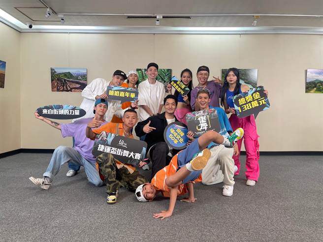 「B.T.O.D」团员们日前与台北市长蒋万安（中）拍摄捷运杯街舞大赛宣传短片。（宽宽整合行销提供）