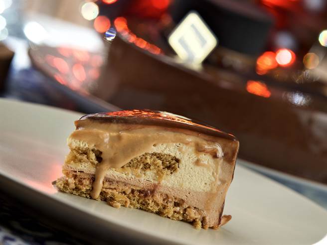 「普诺麵包坊」以咖啡、铁观音、白兰地等元素为父亲节蛋糕主题，切开蛋糕后内馅流沙感，霸气满分。（普诺麵包坊提供）