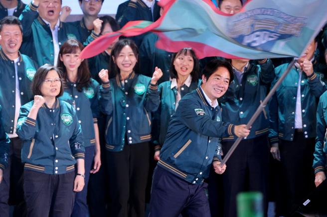 總統蔡英文(左)執政有不滿聲音？民進黨總統參選人賴清德(右)稱是認知作戰，引來網民炸鍋。（示意圖／中時資料照）