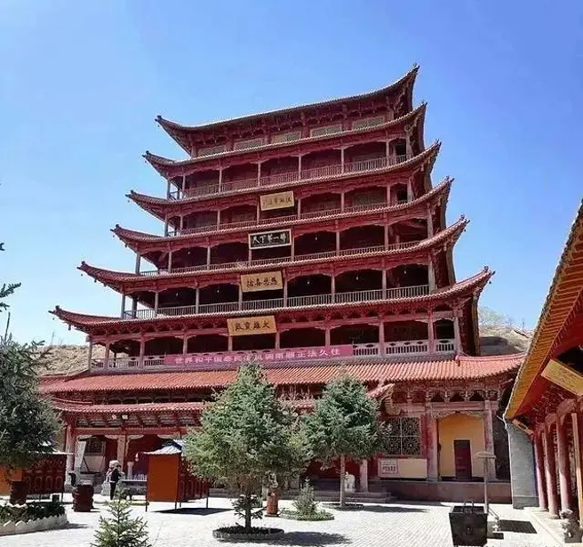 被大陆列为国家A4级旅游景区的山丹大佛寺24日失火，主殿全毁。图为大佛寺主殿。（图／微博@张掖政协）