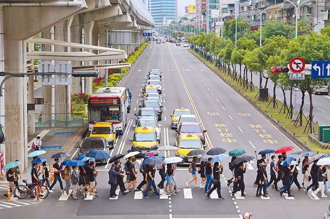 交通新制今年6月30日上路，驾驶不让行人加重开罚6千元。（示意图／报系资料照）