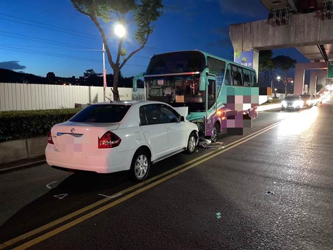 徐男驾驶的白色轿车不慎逆向驶入对向车道，与游览车迎面对撞。（警方提供）