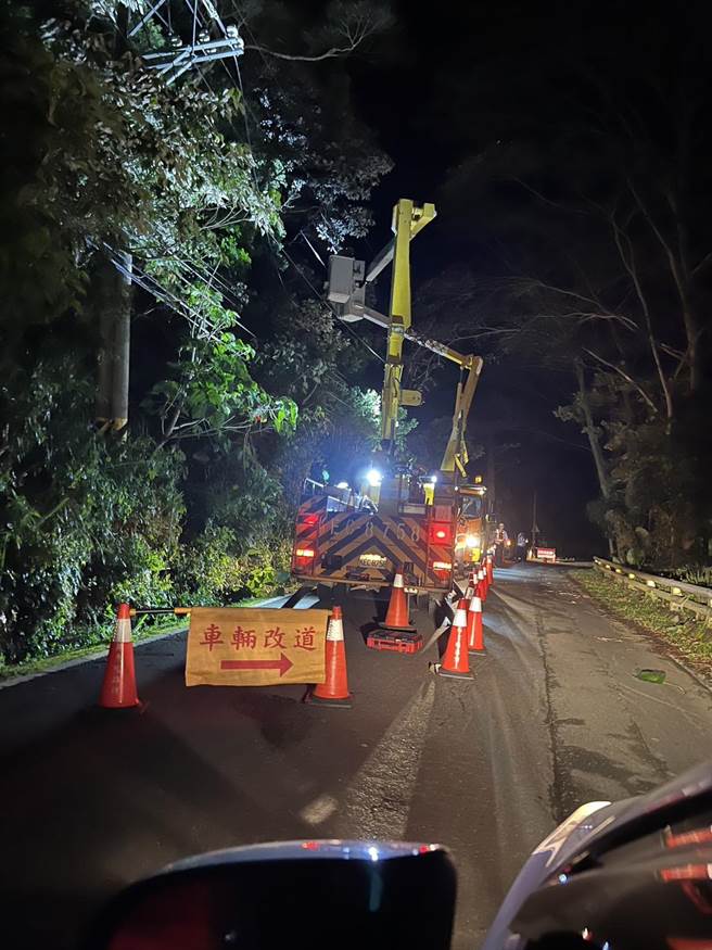 屏東牡丹鄉25日晚間傳出牡丹進水廠附近因風大導致高壓電線掉落，進而造成95戶停電，目前正在搶修中，預計9點50分可以復電。（台電提供／謝佳潾屏東傳真）