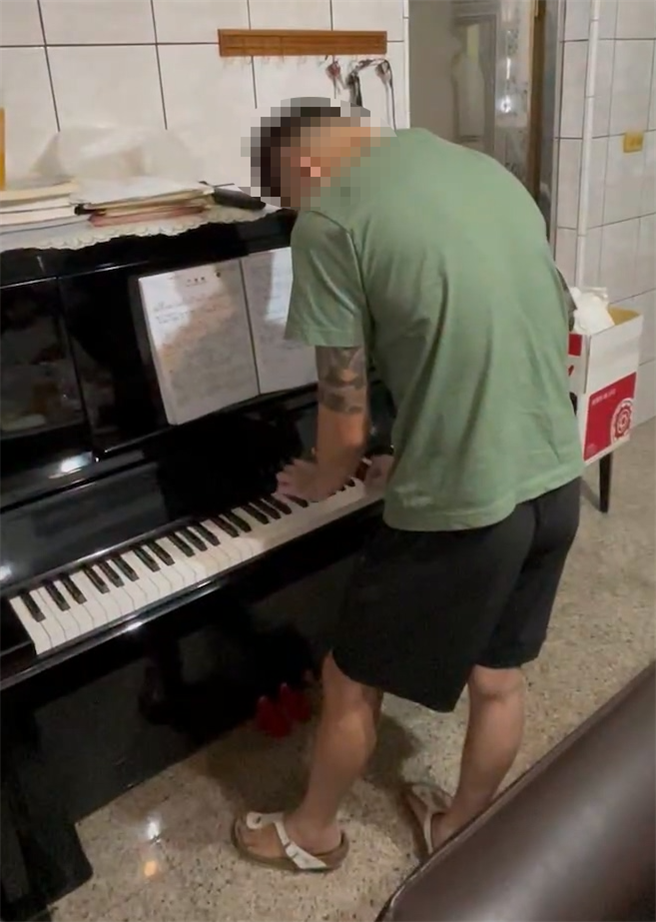 屏东29岁郭男揪21岁陈男、23岁许男合组爱情公寓诈骗机房，不仅盗用帅哥小模照片吸引女子，还勤练钢琴、读情商书籍藉此「修练爱情」。（警方提供／谢佳潾屏东传真）