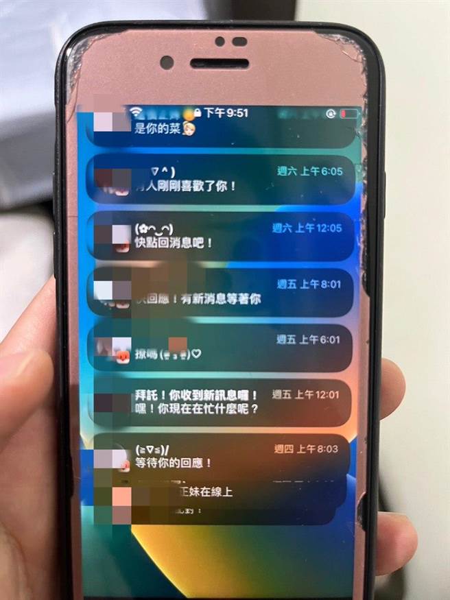 屏东29岁郭男揪21岁陈男、23岁许男合组爱情公寓诈骗机房，不仅盗用帅哥小模照片吸引女子，还勤练钢琴、读情商书籍藉此「修练爱情」。（警方提供／谢佳潾屏东传真）