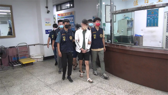 屏东29岁郭男揪21岁陈男、23岁许男合组爱情公寓诈骗机房，不仅盗用帅哥小模照片吸引女子，还勤练钢琴、读情商书籍藉此「修练爱情」。（警方提供／谢佳潾屏东传真）