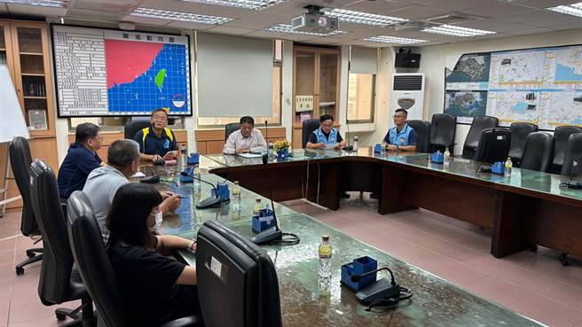 金門縣消防局今日由代理副局長陳國瑋(右二)率各大隊拜會各鄉鎮長，請其落實防颱應變工作。（圖／金門縣消防局提供）