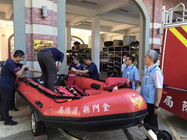 金門縣消防局長呂英華(右一)實地檢視各式裝備器材整備情形，並提示相關防颱工作重點。（圖／金門縣消防局提供）