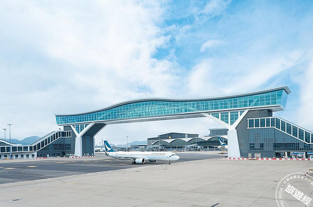 全球最長機場禁區行人天橋「天際走廊」，讓機場美景盡收眼底。（香港國際機場提供）