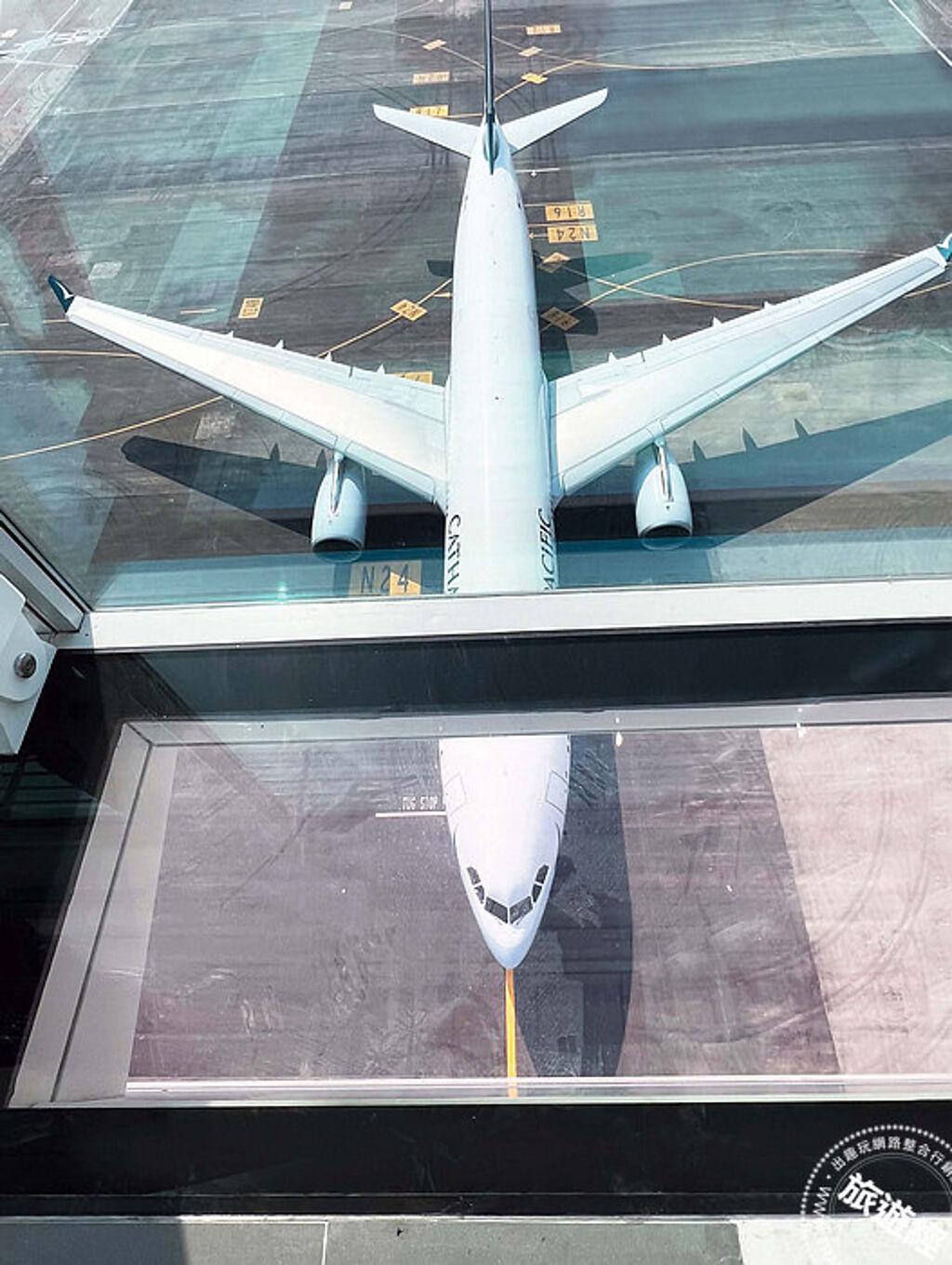 旅客可以在機場天際走廊體驗飛機從腳下滑過的壯觀景象。（香港國際機場提供）