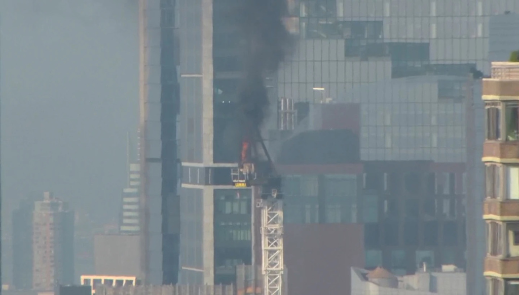 纽约一座正在兴建的50层高楼，建筑起重机起火，然后机械臂整个断裂向下砸。图/美联社(photo:ChinaTimes)
