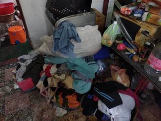 千件衣服堆成山、垃圾塞爆走道 社工進駐清出60袋垃圾