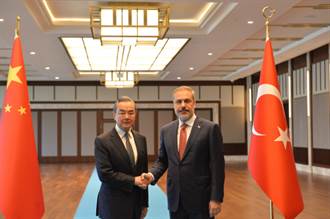王毅會土耳其外長：支持兩國企業使用本幣貿易結算