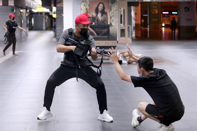 26日凌晨由军方主导，与警、消联合执行国土防卫作战演练，模拟台北车站遭恐怖份子袭击，并挟持人质对峙，宪兵特勤队进入反制，军警合作共同维护台北车站交通枢纽能持续运作，演习过程十分逼真。（黄世麒摄）