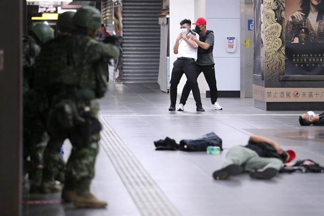 26日凌晨由军方主导，与警、消联合执行国土防卫作战演练，模拟台北车站遭恐怖份子袭击，并挟持人质对峙，宪兵特勤队进入反制，军警合作共同维护台北车站交通枢纽能持续运作，演习过程十分逼真。（黄世麒摄）