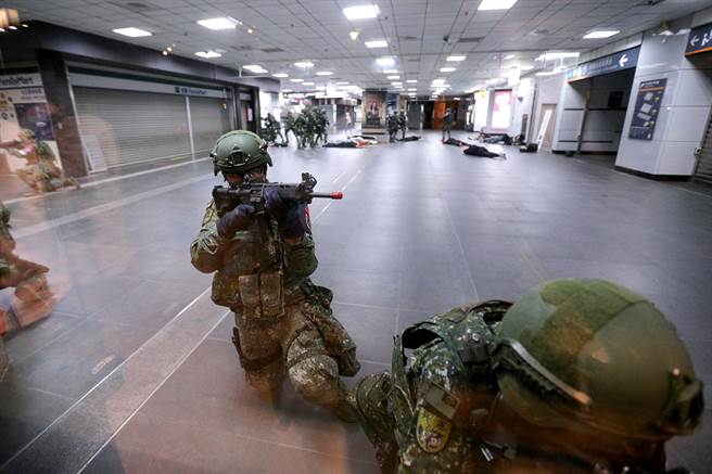 歹徒遭压制后，宪兵特勤队员持枪在车站出入口警戒。（黄世麒摄）