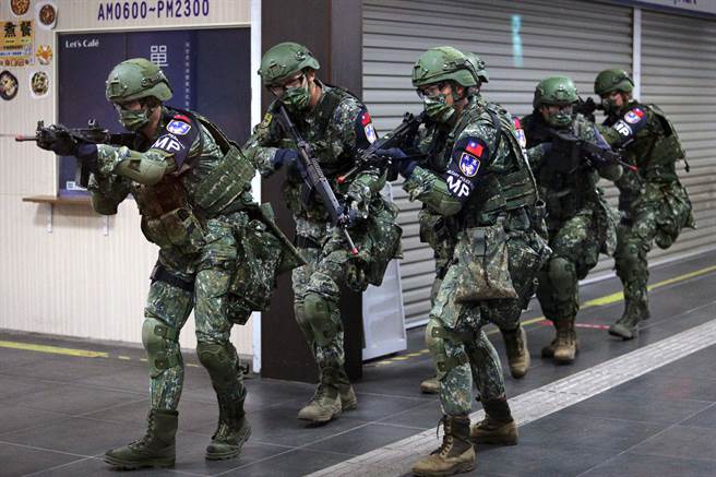 26日凌晨由军方主导，与警、消联合执行国土防卫作战演练，模拟台北车站遭恐怖份子袭击，并挟持人质对峙，宪兵特勤队进入反制，军警合作共同维护台北车站交通枢纽能持续运作，演习过程十分逼真。（黄世麒摄）