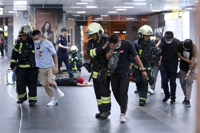 台北市消防局参与演习，进入车站大厅将受伤民眾送医。（黄世麒摄）