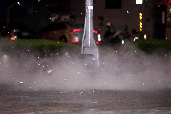 首度列入的爆裂物处理演练，警方在台北车站外引爆爆裂物，顿时烟雾、碎片四散。（黄世麒摄）