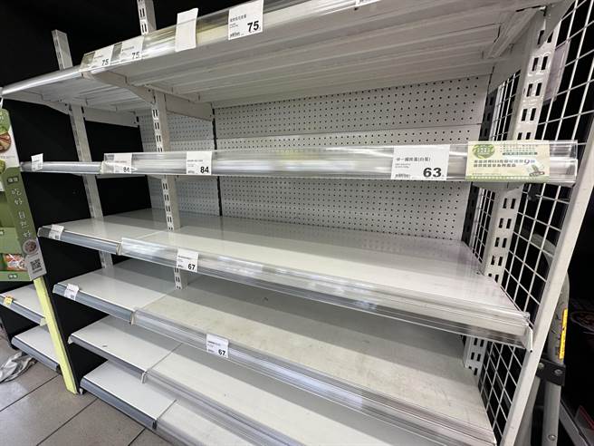 颱风来袭台东超市货架被抢空。（蔡旻妤摄）