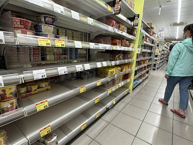 颱风来袭台东超市货架被抢空。（蔡旻妤摄）