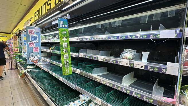 颱风来袭台东超市货架被抢空。（蔡旻妤摄）