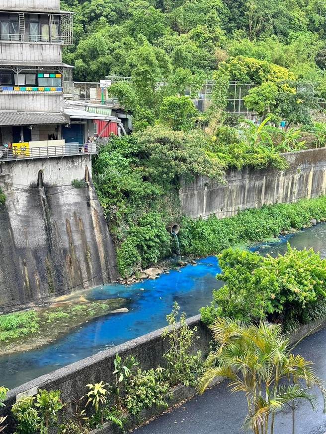 ▲基隆市安乐区大武崙溪25日传出有河水遭污染情形，呈现诡异的蓝色，并被转分享到基隆在地脸书社团。网友戏称为「蓝眼泪」、「蓝色多瑙河」。（摘自脸书基隆人社团／徐佑升基隆传真）