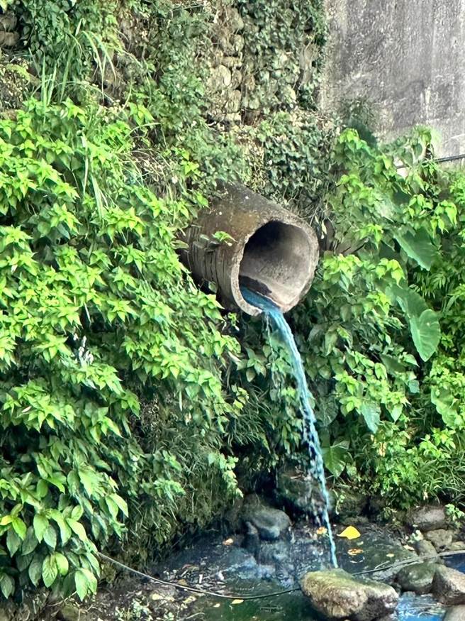 ▲可从大排水孔明显看出有废水流出，后经环保局稽查为附近的球场施工厂商未妥善处理导致，并开罚3万元。（摘自脸书基隆人社团／徐佑升基隆传真）