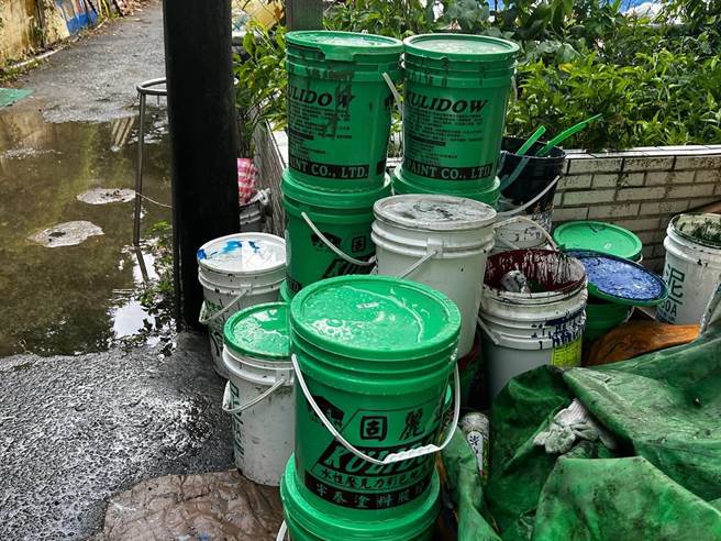 ▲市议员吴骅珈勘查现场后发现，该区正在进行莺歌里篮球场改善工程，并且有相同顏色的涂料，怀疑是未处理妥当就排入水沟。（基隆市议员吴骅珈提供／徐佑升基隆传真）