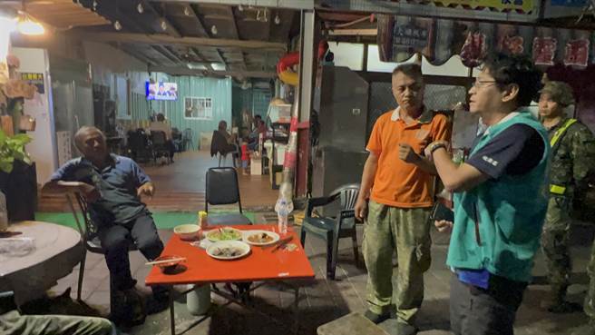 杜苏芮颱风逐渐逼近，桃源区公所人员协助居民撤离下山。（高雄市原民会提供／林雅惠传真）