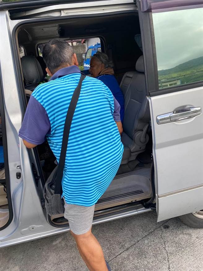 杜苏芮颱风逐渐逼近，桃源区公所人员协助居民撤离下山。（高雄市原民会提供／林雅惠传真）