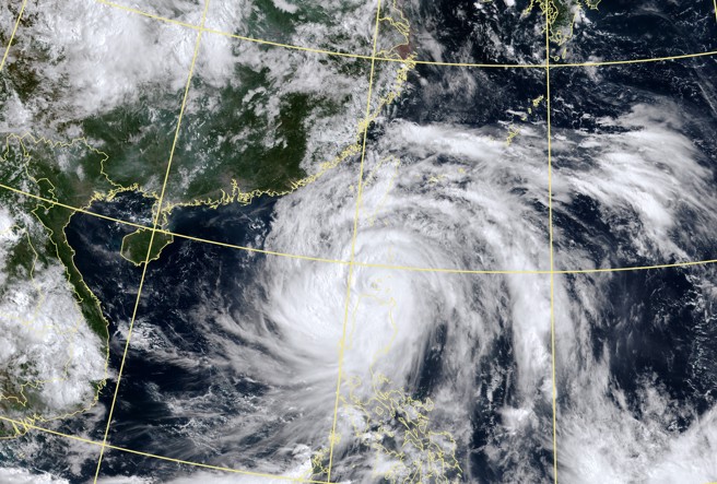 最新各国预测模式分成两派，第一是以北北西方向侵台，另一个是以西北方向较远距离通过，加拿大模式甚至出现「台东登陆」的路径。（中央气象局提供）