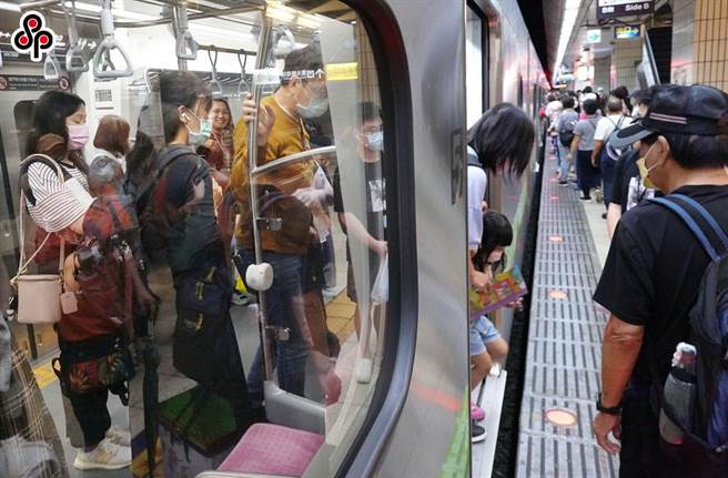 台鐵根據中央氣象局最新的杜蘇芮颱風預測，將調整晚間列車行駛。（本報資料照）