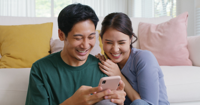 双鱼女、天蝎女、巨蟹女爱情至上，一旦陷入其中便会全心全意付出。（示意图／Shutterstock）