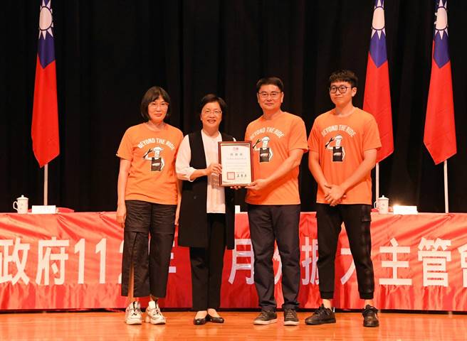 彰化县长王惠美（左二）颁发感谢状给保忠精密工具公司董事长黄鸿振（右二）。（彰化县消防局提供／孙英哲彰化传真）