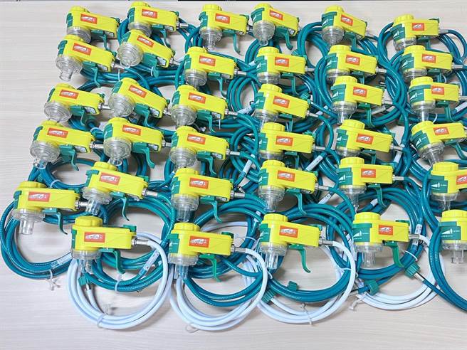 保忠精密工具公司董事长黄鸿振捐赠消防局价值235万元的35组自动给氧甦醒器。（彰化县消防局提供／孙英哲彰化传真）