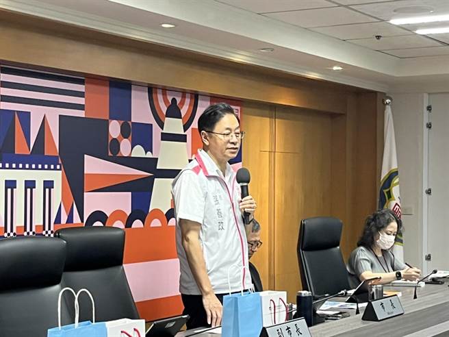 桃园市长张善政今主持市政会议，他表示已请各局处待命应变，要请市民觉得有保障与安全感。（陈梦茹摄）