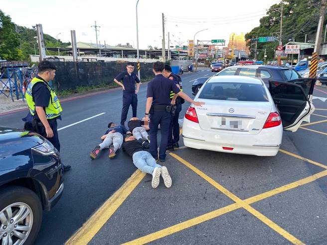 新店警方协助龟山分局拦截涉案嫌犯。（警方提供）