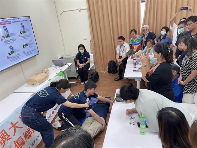 台中童综合医院团队昨日下午至金门家扶中心指导基本救命术课程。(图／金门家扶中心提供)