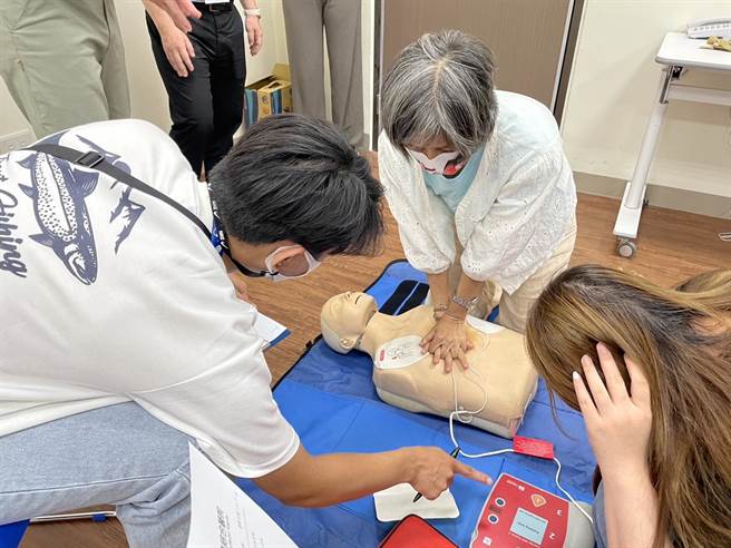 家扶中心包含寄养家庭、幼教、社工、志工等37位学员，展开4小时的基本救命术课程。(图／金门家扶中心提供)